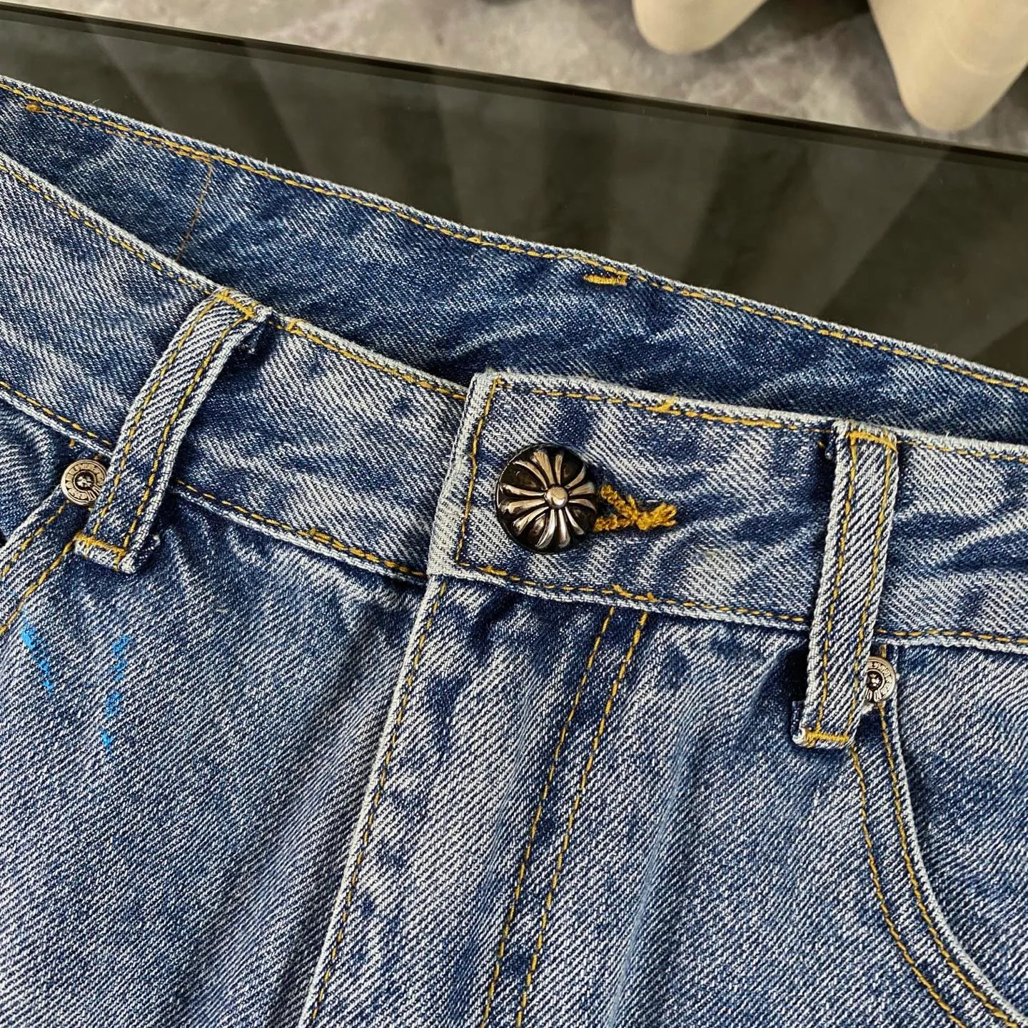 P230 Chrome Hearts 2025 new rare three-color butterfly print couple's washed loose jeans. High version, high version, top ceiling quality. Styles with different washed textures, very friendly to people with thin legs and thick legs. The straight version is very flattering to the leg shape. Moderate length that never goes out of style, easy to match with casual, basic styling for various styles, a must-have in the wardrobe! The fabric is stiff but also makes the upper body soft without losing texture. The washing process is even more perfect. It is a must-have item for everyone! ! ! Washed wheat, hang tag, pants label, three labels complete Color: blue Size: 28, 30, 32, 34